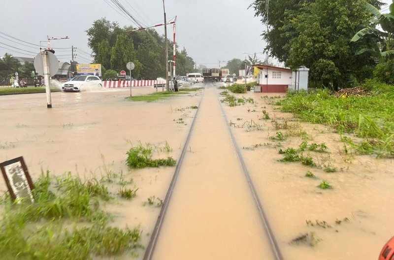 Floodwaters have left the line serving Hat Yai and Khlong Ngae railway stations impassable in Hat Yai district of Songkhla. The State Railway of Thailand has suspended 10 southern train services until conditions improve. (Photo: SRT public relations office)