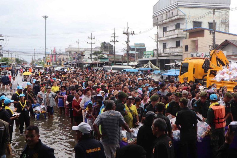 Flood victims receive supplies from officials in Pak Phanang district, Nakhon Si Thammarat, on Saturday. Nujaree Rakrun
