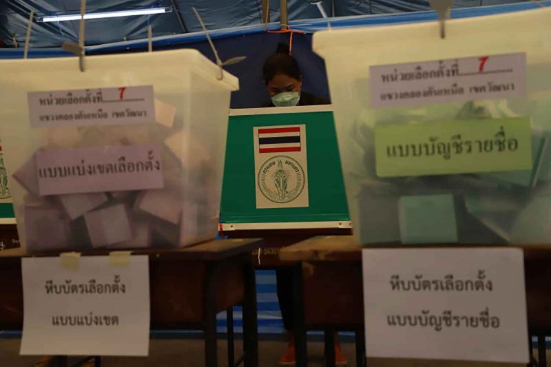 A woman enters a cubicle to vote near the entrance of Soi Sukhumvit 39 in Bangkok during Thailand's general elections on May 14, 2023. (File photo: Wichan Charoenkiatpakul)