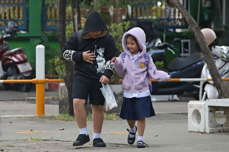 Young students wear jackets to school in Bang Kapi district, Bangkok, on Nov 17. (Photo: Vaurth Hirunyatheb)