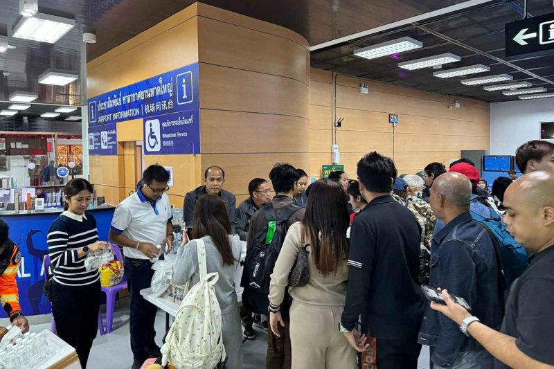 Staff distribute necessary items to travellers stranded at Hat Yai airport, Songkhla, on Saturday night. (Photo: Hat Yai airport)