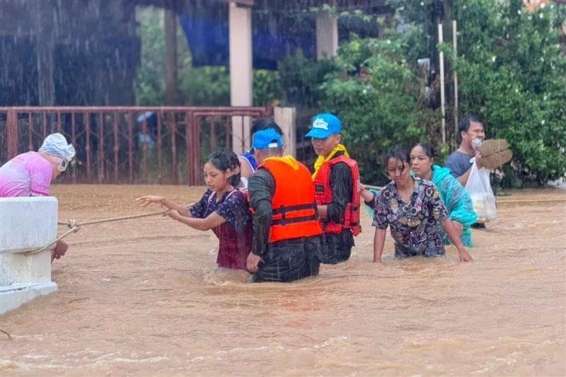 Soldiers from the 42nd Military District assist residents in flood-hit tambon Phatong, Hat Yai district, Songkhla, on Saturday, helping evacuate elderly people, delivering drinking water and food, and moving belongings to higher ground as water levels continued to rise. (Photo: Royal Thai Army)