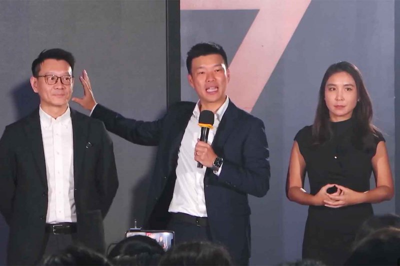 People's Party leader Natthaphong Ruengpanyawut, centre, introduces himself and deputy leaders Sirikanya Tansakul, right, and Veerayooth Kanchoochat as its three prime ministerial candidates at the party's headquarters in Bangkok on Sunday. (Screenshot)