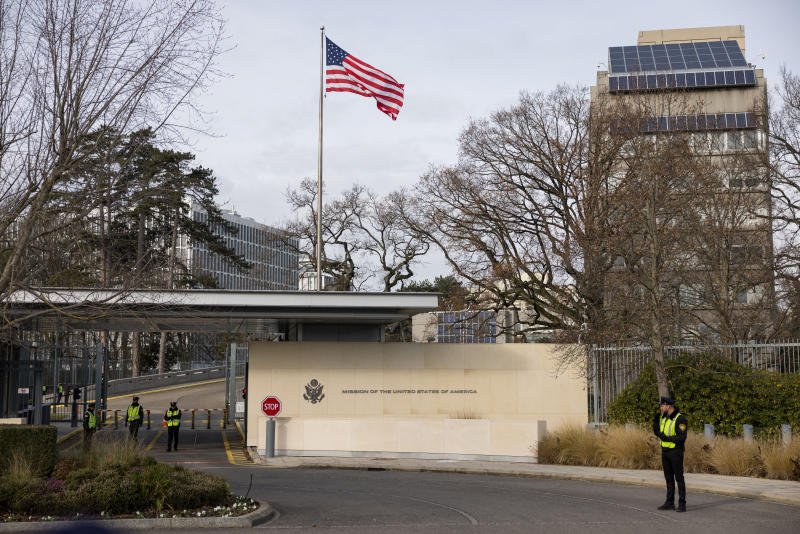 Emergency responders stand by an apartment building which was destroyed in a deadly Russian missile hit on Wednesday, amid Russia's attack on Ukraine, in Ternopil, Ukraine, Nov 21, 2025. (Reuters photo)
