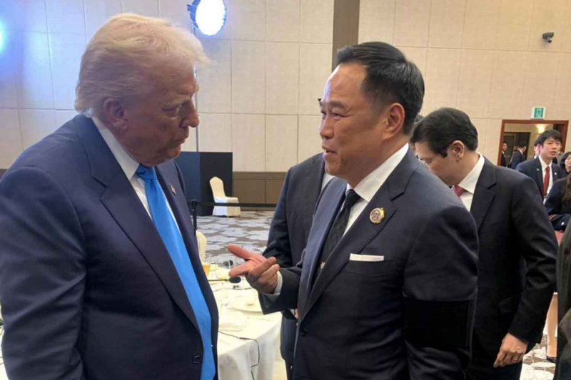 Mr Anutin speaks with Trump following a special dinner for leaders of Apec nations in South Korea. Maintaining tariff talks with the US while also addressing the border dispute is a balancing act for the Anutin administration. Government House