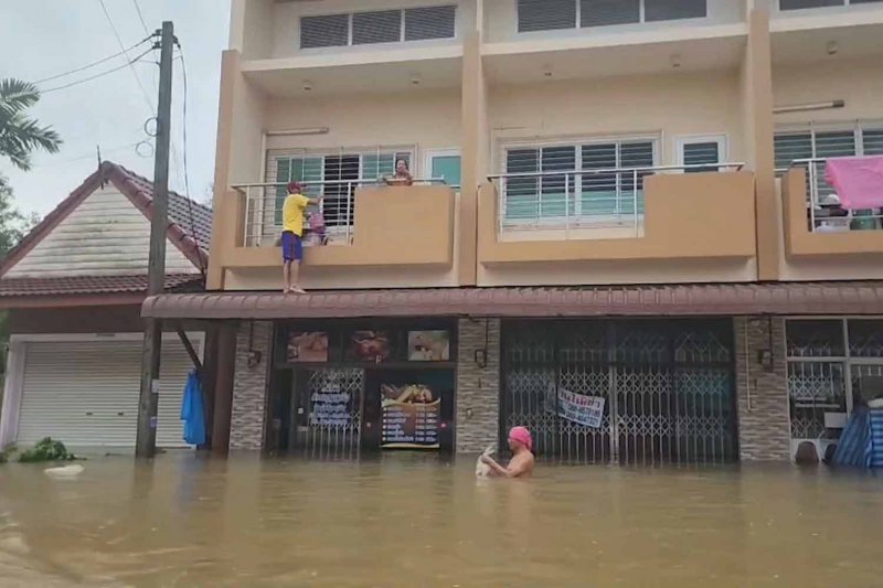 Floodwater chest-deep in Hat Yai district, Songkhla, on Sunday. (Photo supplied)