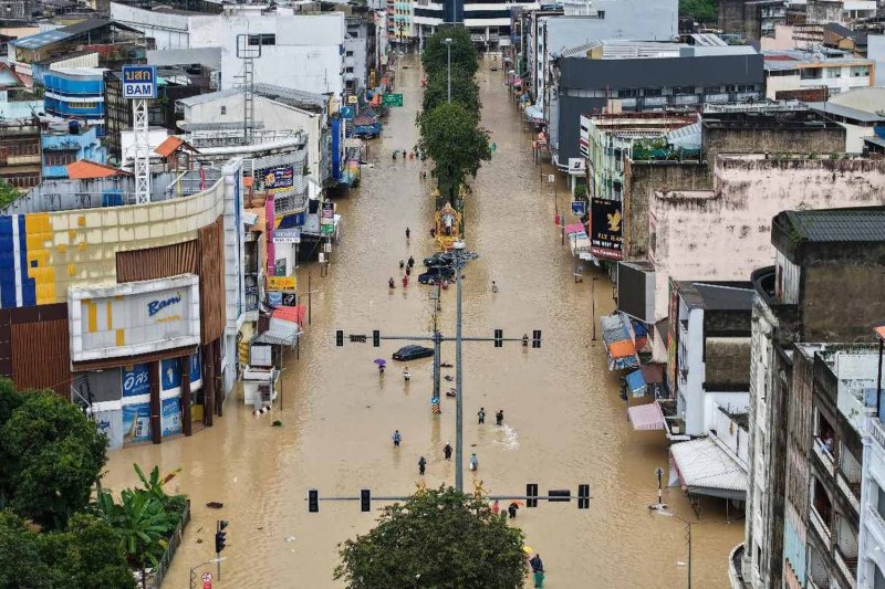 Widespread flooding in Hat Yai district, Songkhla, on Monday - and it's going to get worse. (Photo supplied)