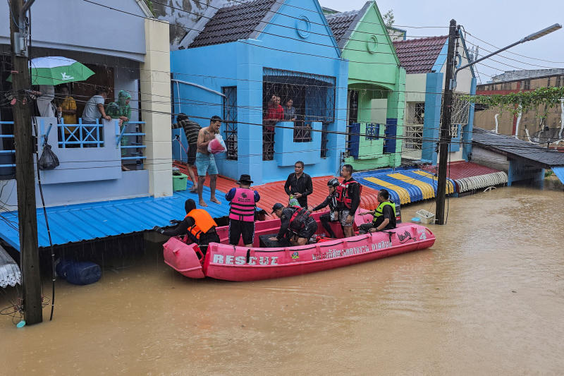 Members of rescue teams distribute supplies to stranded people in a flooded area in Hat Yai district, Songkhla province, on Monday. (Photo: Reuters)