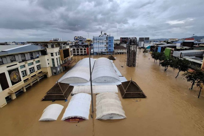 First floors of buildings in Hat Yai district, Songkhla, are inundated on Tuesday morning. (Photo: Government Public Relations Department)