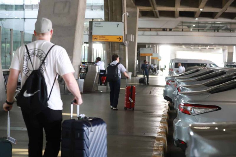 Travellers at Suvarnabhumi airport. Immigration is targeting arrivals making multiple visa runs. (file photo Somchai Poomlard)