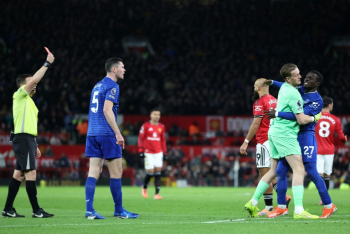 Everton shrug off bizarre red card to beat blunt Man Utd