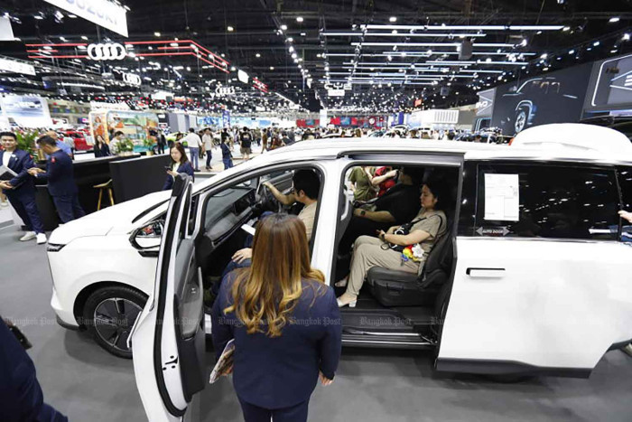 Floods, slow recovery add to woes of car industry
