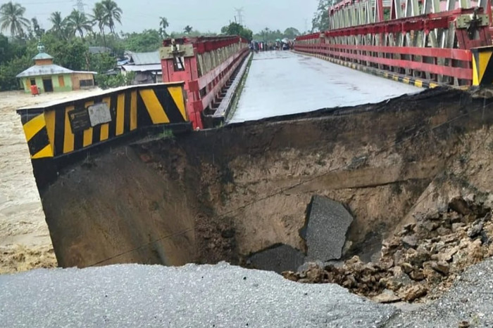 Sumatra floods and landslides kill at least 28