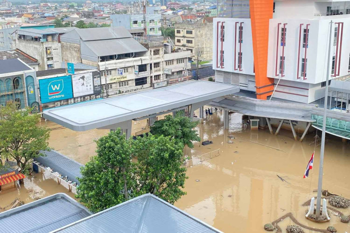 Field hospitals established for patients from flooded Hatyai Hospital