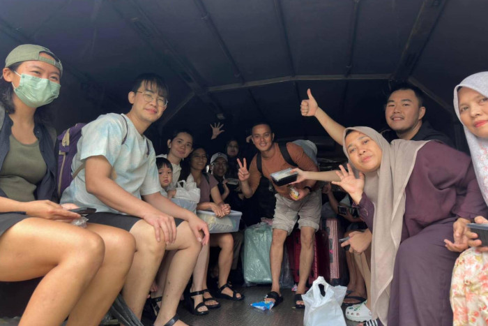 1,800 tourists get help in South as water recedes