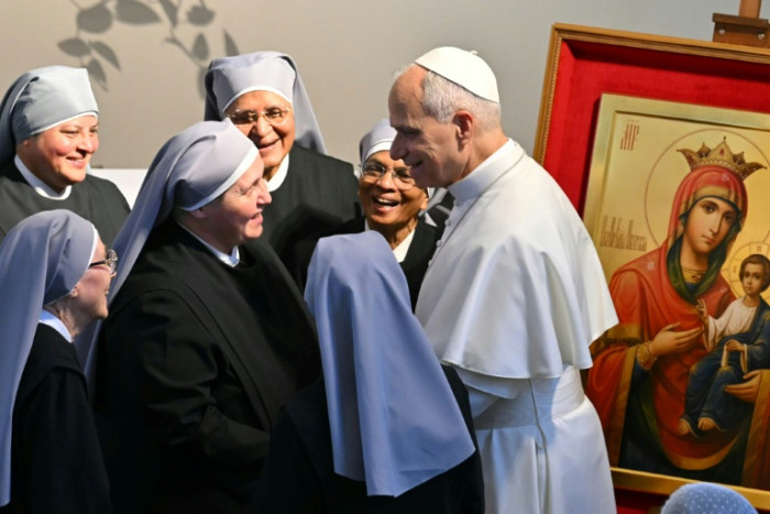 Pope visits Istanbul's Blue Mosque