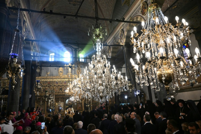 In Istanbul, pope meets bereaved family, prays with Armenians