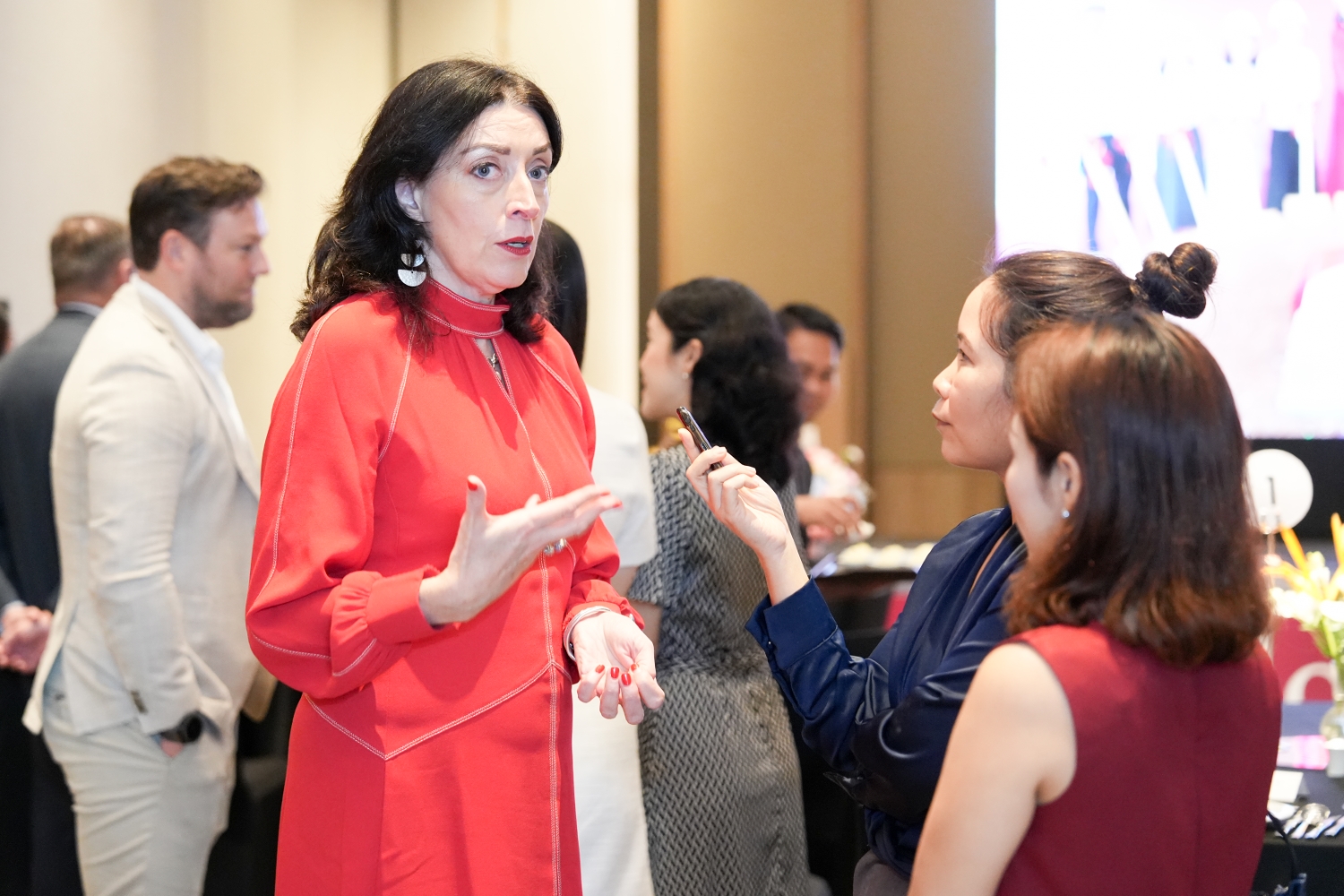 Ms Helen Pike in conversation with Bangkok Post journalists.