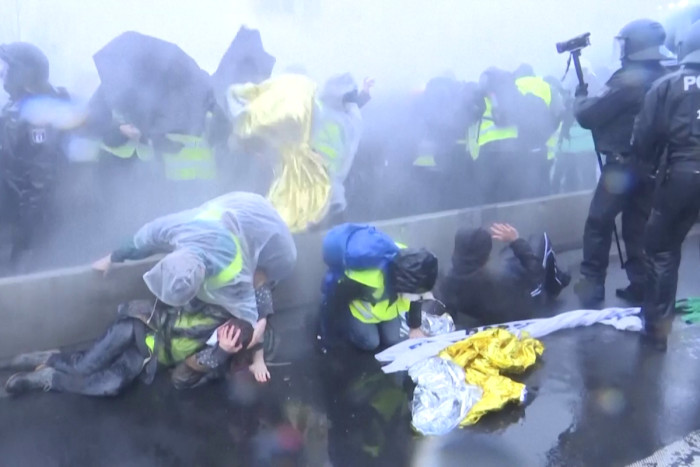 German police use water cannons on protesters against far-right AfD