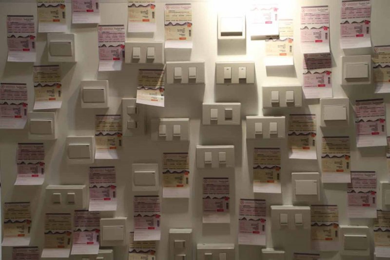 สวิตช์ที่จัดแสดงในนิทรรศการสาเหตุประจุไฟฟ้าสูง ณ หอศิลปวัฒนธรรมแห่งกรุงเทพมหานคร เมื่อเดือนมีนาคมปีที่แล้ว (ภาพ: บางกอกโพสต์)