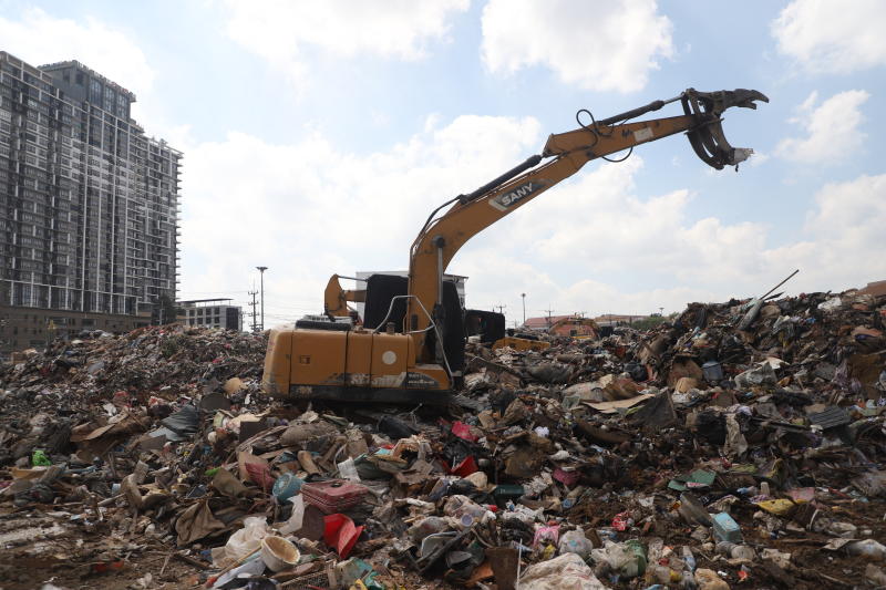 เมื่อวันอังคารที่ผ่านมา ขยะจำนวนมากถูกนำไปฝากชั่วคราวที่จุดรวบรวมขยะในอำเภอหาดใหญ่ จังหวัดสงขลา ที่ประสบอุทกภัย (ภาพ: ณัฐวัฒน์ วิเชียรบุตร)