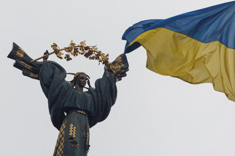 Ukrainian national flag waves in front of the Independence Monument, amid Russia's attack on Ukraine, in Kyiv, Ukraine, on Nov 26, 2025. (Photo: Reuters)