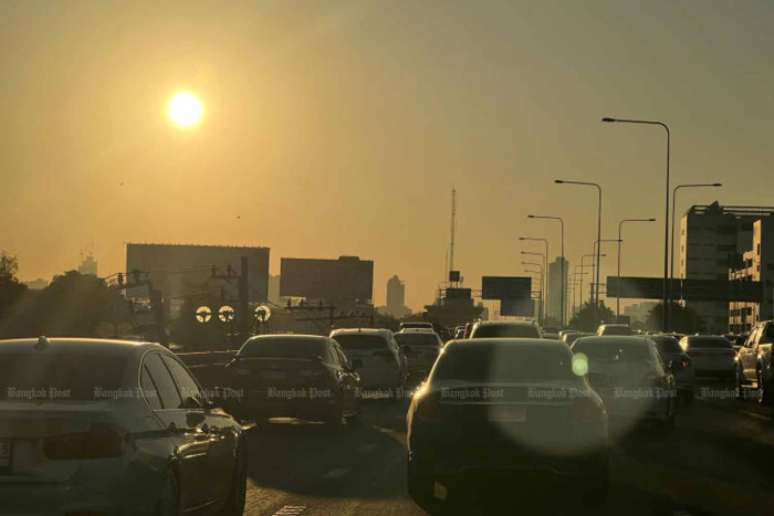 Red-level smog persists in Bangkok, nearby provinces