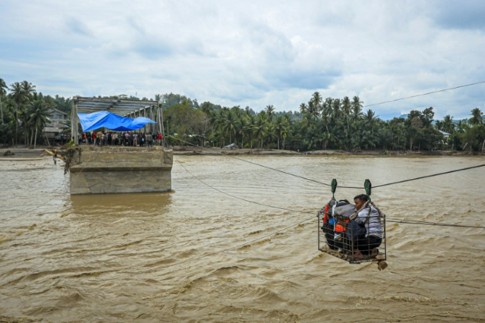 Frustration in Indonesia as flood survivors await aid