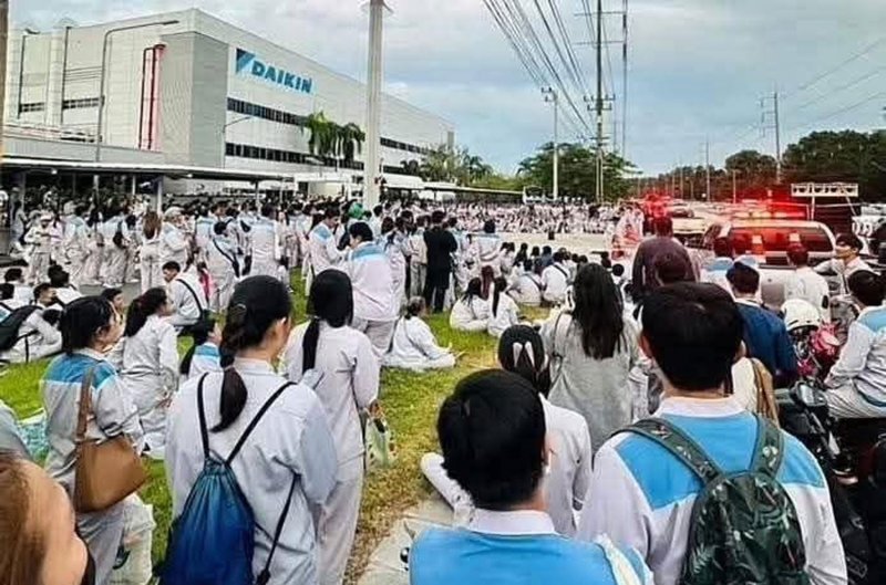 Workers gather in front of Daikin Industries (Thailand) Co in Chon Buri to demand a higher bonus. (Photo: Laem Chabang-Bowin Chon Buri Sahaphat network Facebook page)