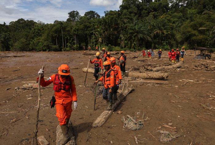 Military steps up Sumatra flood relief efforts