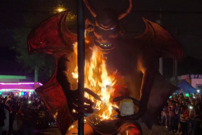 Trump grabs spotlight in Guatemala’s ‘Burning of the Devil’ rite