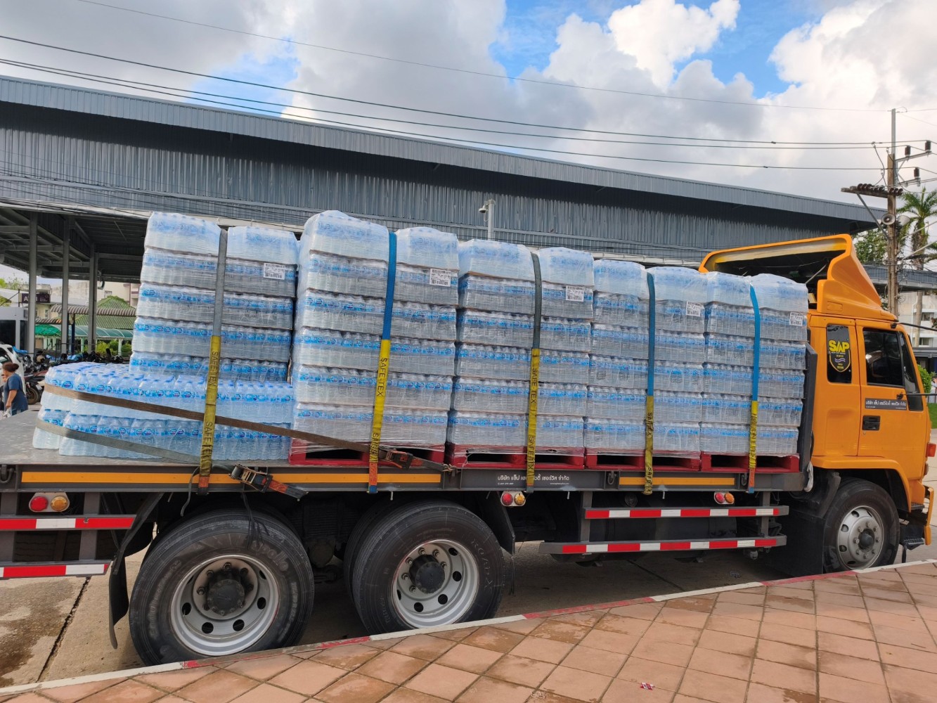 Bangkok Post - Chevron delivers drinking water to Songkhla shelters