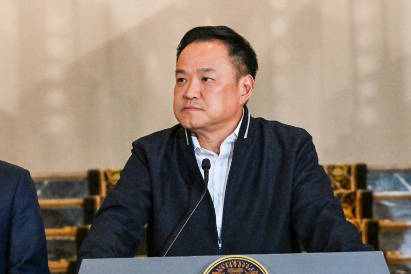Prime Minister and Interior Minister Anutin Charnvirakul speaks during a press conference at Government House in Bangkok on Friday night, where he detailed his discussions with US President Donald Trump. (Photo: Government House)