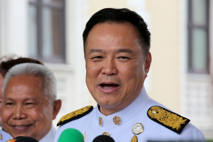 Support for leaders takes hit in poll