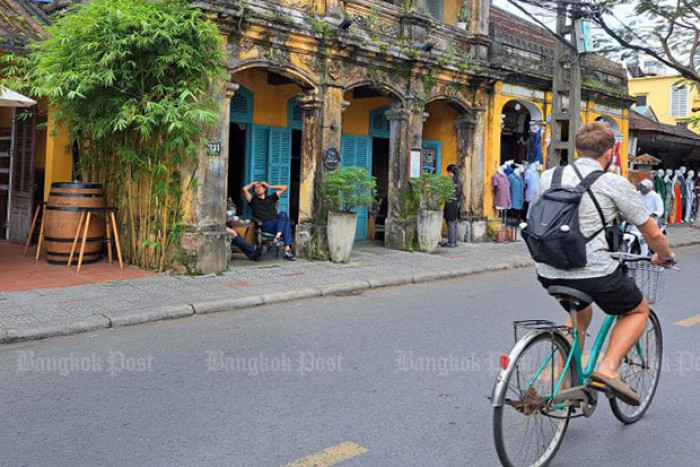 Foreign arrivals to Vietnam hit record high despite pollution, floods