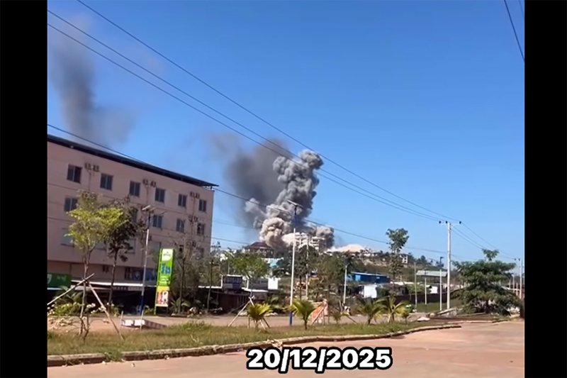 Thai F-16 fighter jets conduct an airstrike, dropping bombs on a casino building in the Thmor Da area of Pursat province in Cambodia, opposite Trat, on Saturday. (Screenshot from Army Military Force Facebook)