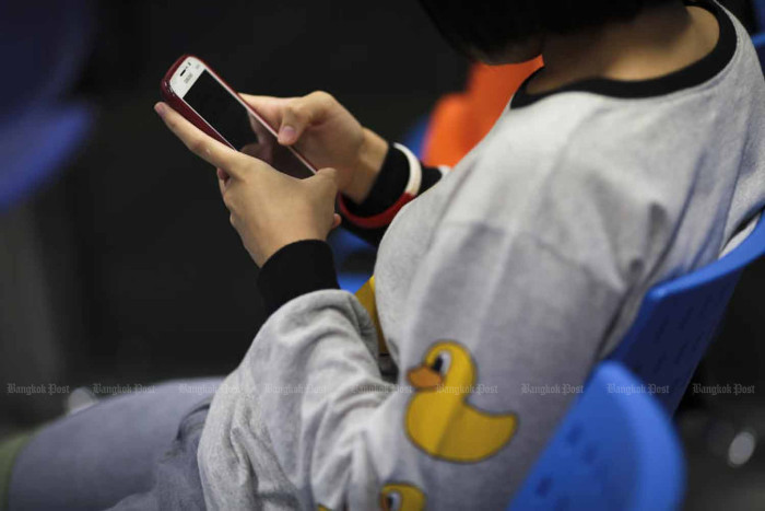 Scrolling to stress in the filtered world, social media and mental health