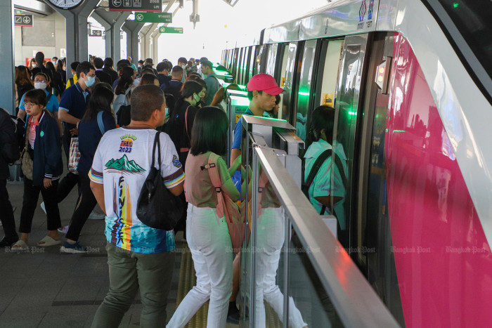 Bangkok train, parking lot hours extended for New Year countdown
