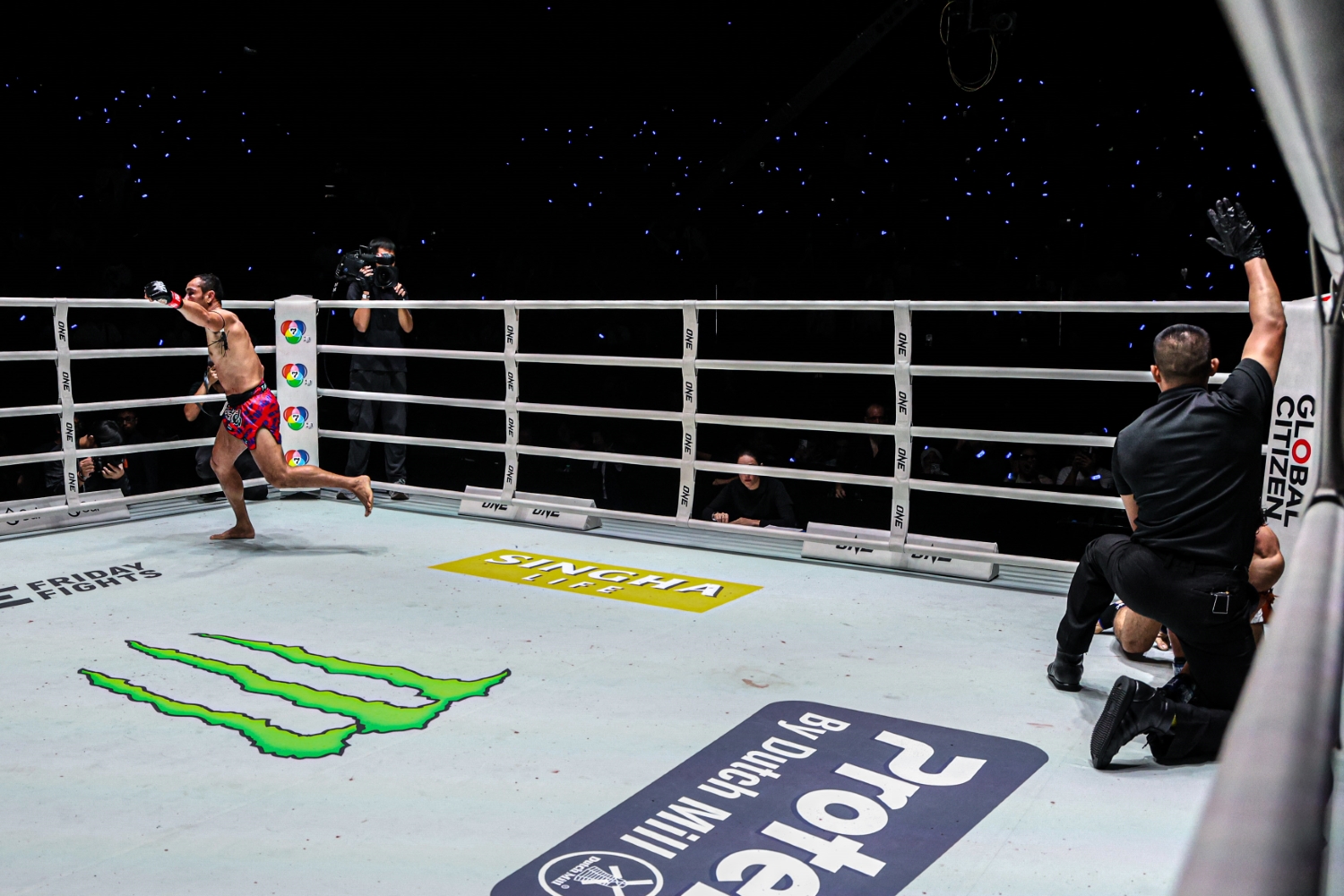 Sam-A Gaiyanghadao menjauh setelah menjatuhkan Jaosuayai di ONE Friday Fights 137