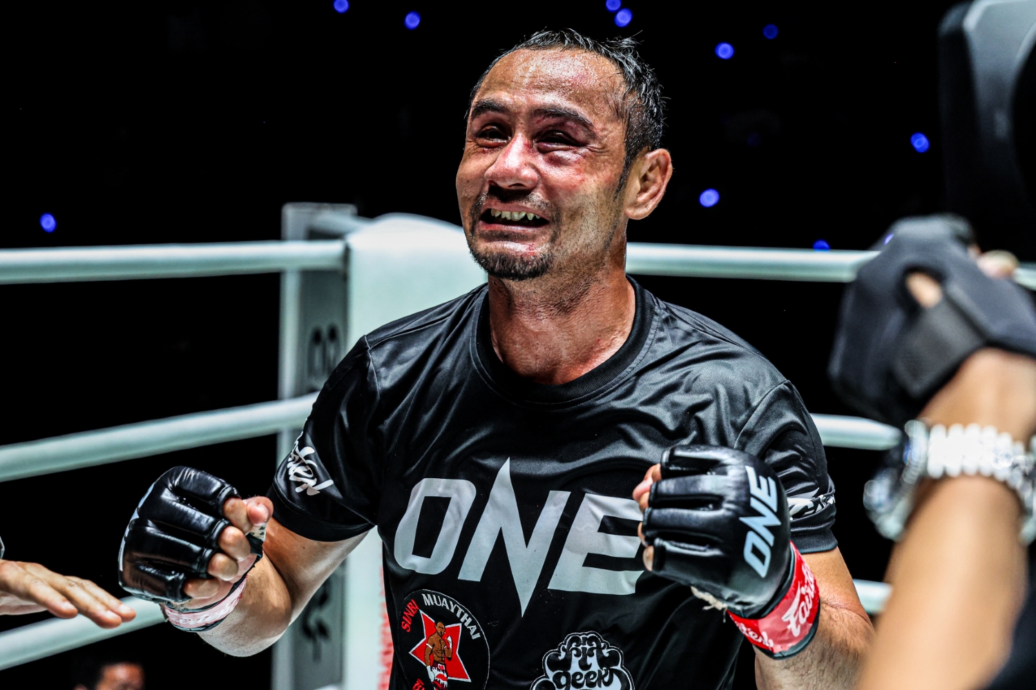 Sam-A Gaiyanghadao bereaksi setelah mendapatkan bonus performa di ONE Friday Fights 137