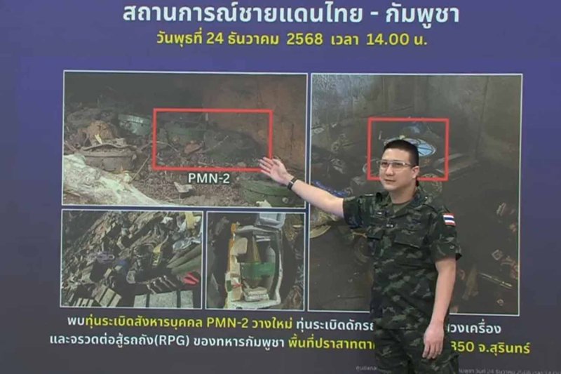 Col Richa Suksuwanon, deputy spokesman for the Royal Thai Army, shows pictures of anti-personnel landmines Thai soldiers seized in areas previously occupied by Cambodian troops in Surin province, during a border situation briefing on Wednesday afternoon. (Screenshot)