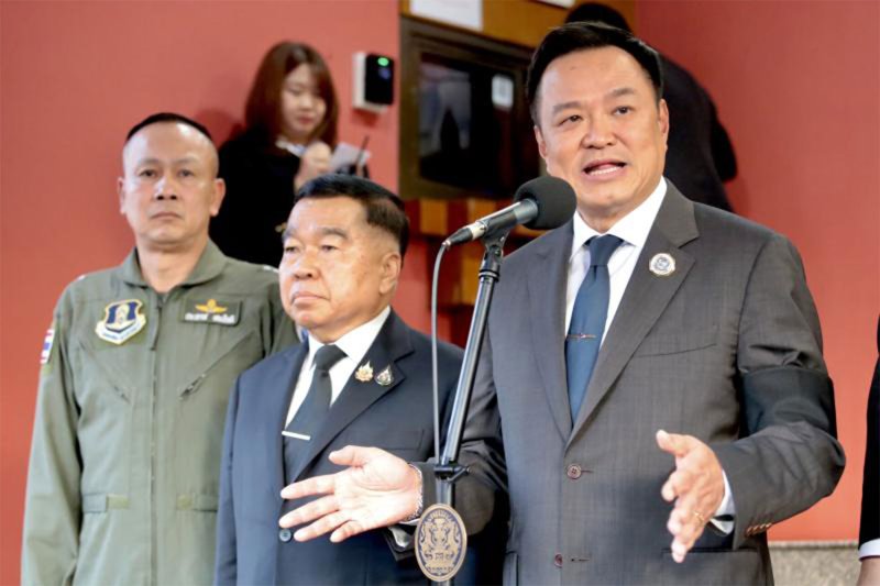 Prime Minister Anutin Charnvirakul says the National Security Council has authorised Defence Minister Gen Nattaphon Narkphanit (centre) to sign a Thai-Cambodian joint statement in Chanthaburi on Saturday endorsing a ceasefire. (Photo: Government House)