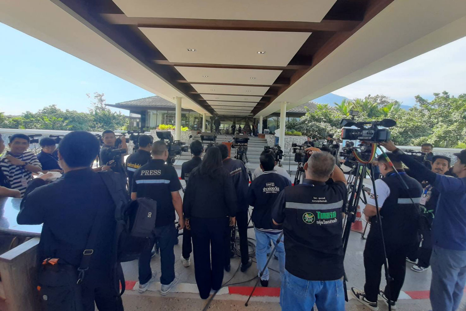 News crews gather outside the meeting venue in Chanthaburi to await statements from participants on Dec 27, 2025. (Photo: Jakkrit Waewkraihong)