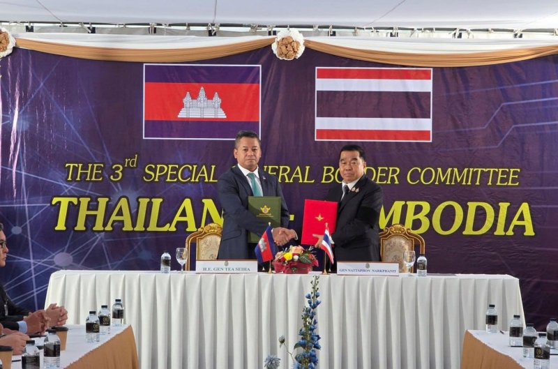 Gen Nattaphon Narkphanit, Thailand’s defence minister, right, shakes hands with his Cambodian counterpart Gen Tea Seiha after signing a joint statement during a meeting of the Thai-Cambodian General Border Committee (GBC) at the Ban Phak Khat permanent border checkpoint in Chanthaburi province on Saturday. (Photo: Army Military Force Facebook)