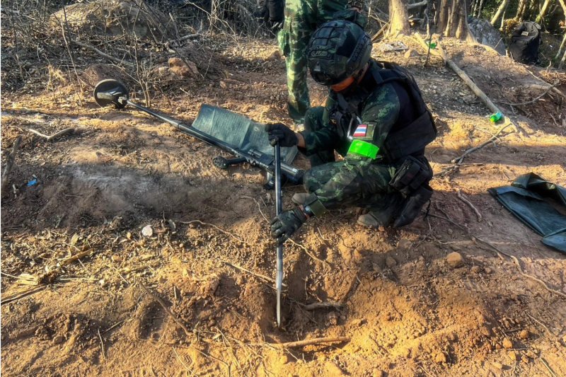 Ein thailändischer Soldat führt eine Suchaktion nach entlang der thailändisch-kambodschanischen Grenze verlegten Landminen durch. (Foto: Königlich Thailändische Armee)