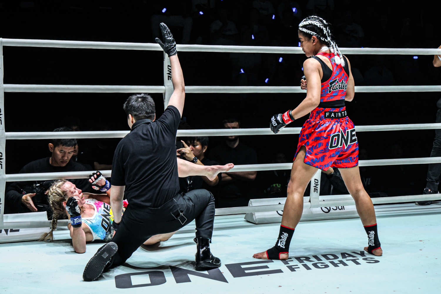 Duangdawnoi berdiri di atas Regan Gowing setelah menjatuhkannya di ONE Friday Fights 137