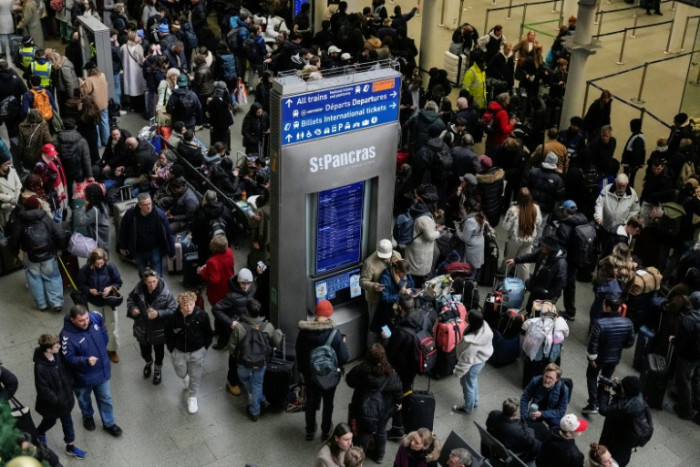 Rail chaos as power problem shuts Eurostar