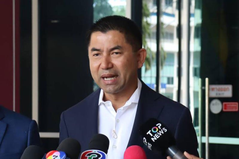 Former deputy national police chief Surachate Hakparn speaks to reporters as he arrived at the Anti-Corruption Division on Monday to submit evidence to deny any involvement in a bribery case. (Photo supplied/Wassayos Ngamkham)