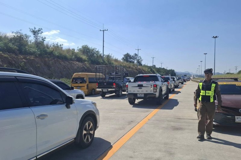 Traffic is heavily congested on Mittraphap Road as travellers return to Bangkok after New Year celebrations on Thursday. (Photo: FM91 Trafficpro)