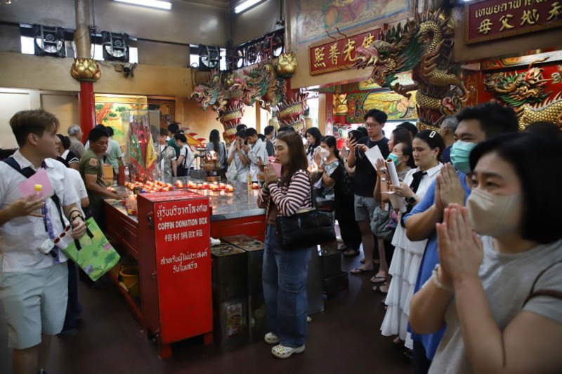 Many people donate money to make merit with the Ruamkatanyu Foundation at Wat Hua Lamphong in Bangkok on New Year's Day on Thursday. (Photo: Varuth Hirunyatheb)